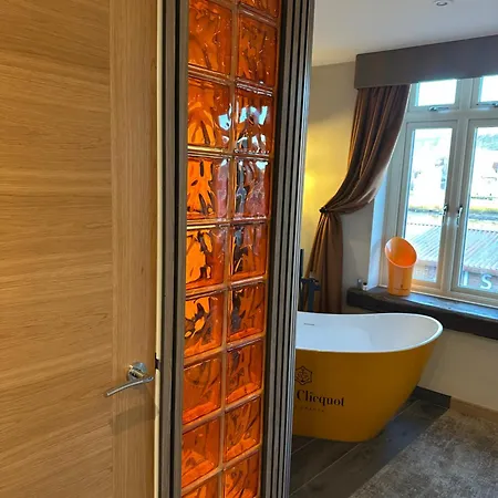 Nocleg ze śniadaniem Harrys Lounge 4*
