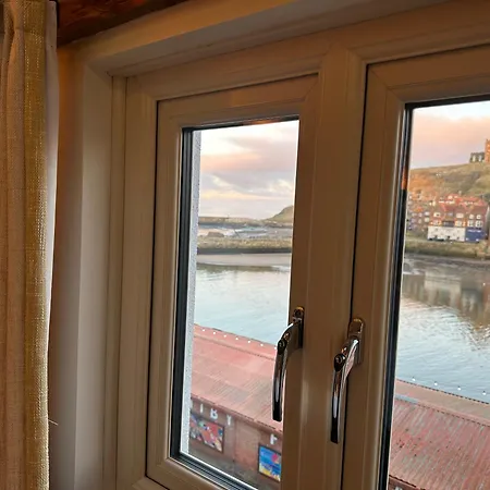 Harrys Bed & Breakfast 4*